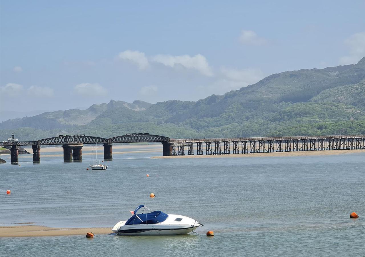 Luxury 4 Bedroom Seaside Apartment - Glan Y Werydd House Бармут Екстериор снимка